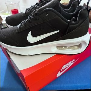 New Women’s Nike Air Max INTRLK Lite Running Shoe